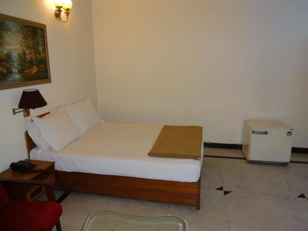 Alka Premiere Hotel New Delhi Buitenkant foto