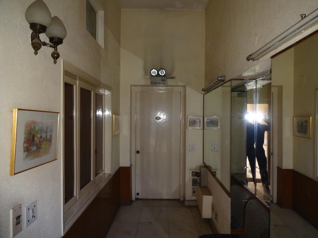 Alka Premiere Hotel New Delhi Buitenkant foto
